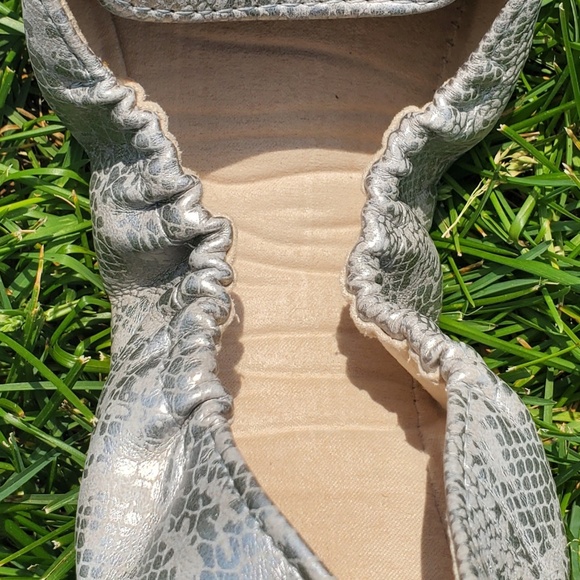 ♻️DONATED ♻️ KRUZERS   (FOLDABLE | TRAVEL FLATS) - Picture 2 of 5